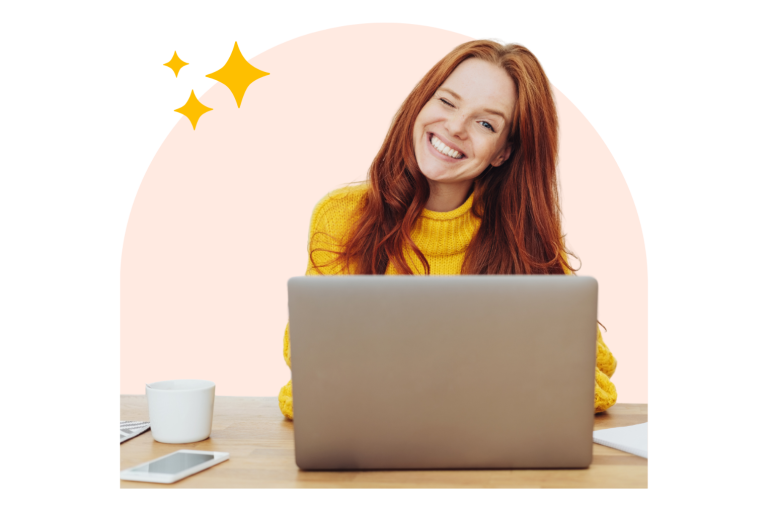 Skills teilen Lächelnde Frau mit Laptop und Tasse, sitzt an einem Tisch.
