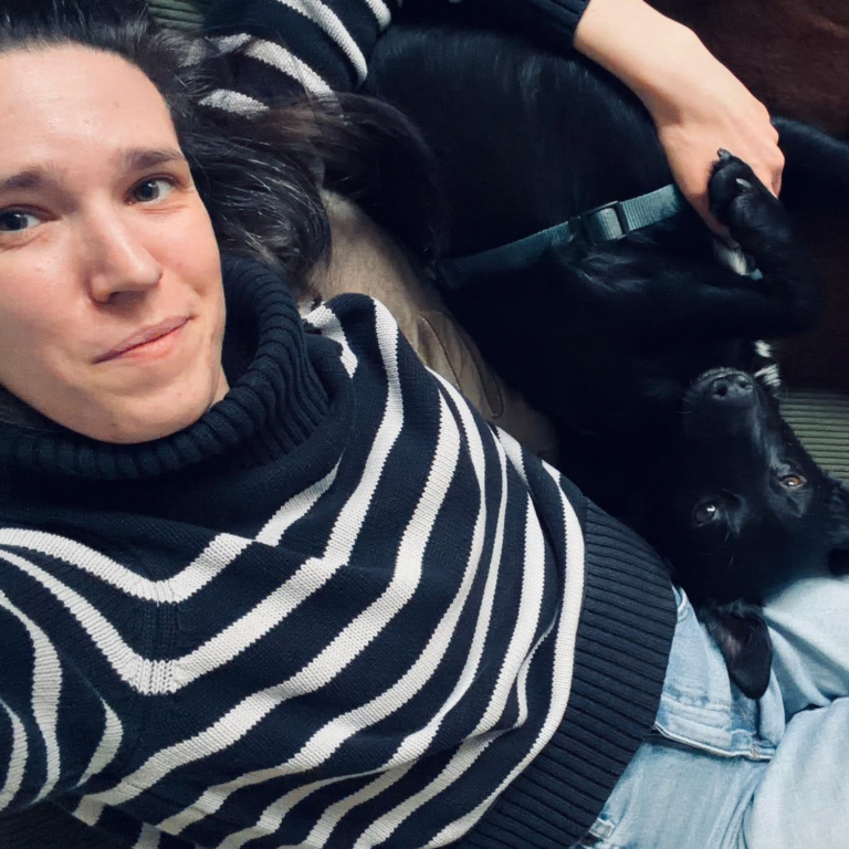 Linda mit Leyla Frau liegt mit Hund auf Sofa